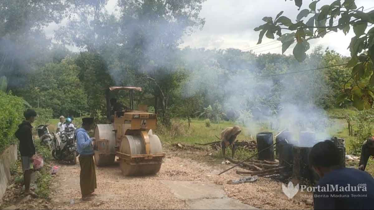 Kompak, Warga Sampang Swadaya Perbaiki Jalan Kabupaten
