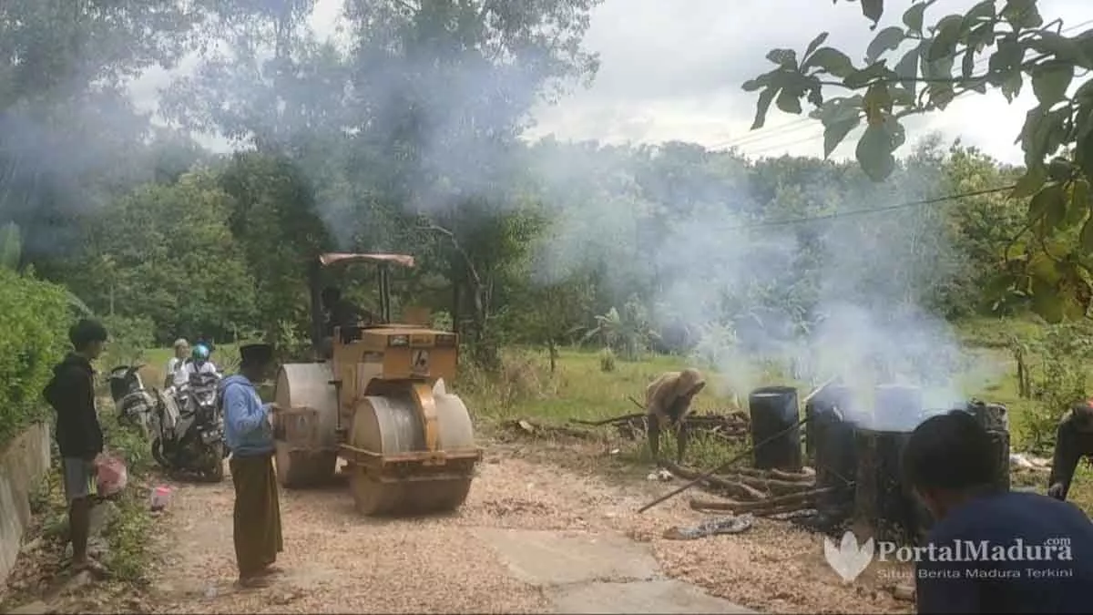 Kompak, Warga Sampang Swadaya Perbaiki Jalan Kabupaten