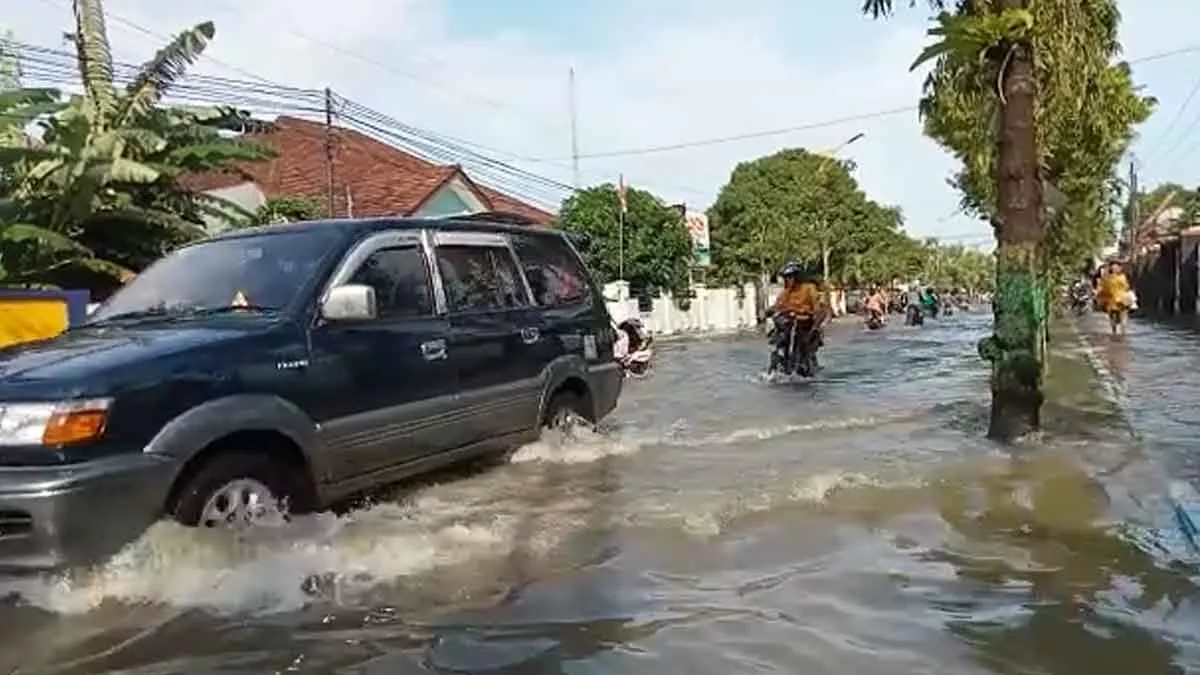 Hujan Lebat, Genangan Air Ganggu Arus Lalu Lintas Kota Sumenep