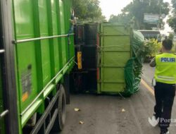 Kontra Mobil Innova, Truk Fuso Terguling di Sampang