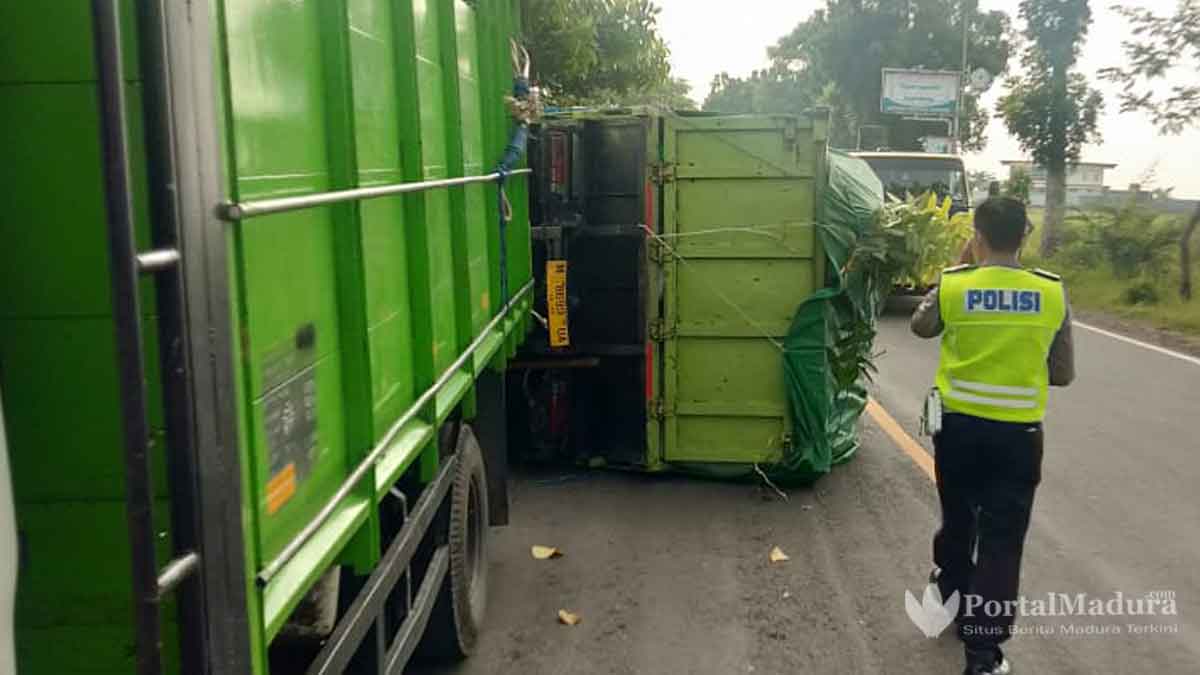 Kontra Mobil Innova, Truk Fuso Terguling di Sampang