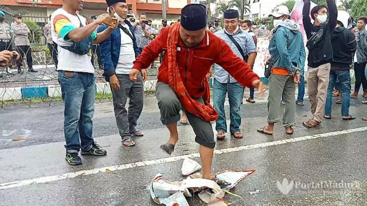 Nyaris Lepas dari Sorotan Media, Miniatur Perahu Bertuliskan HCML Diinjak-injak Pendemo