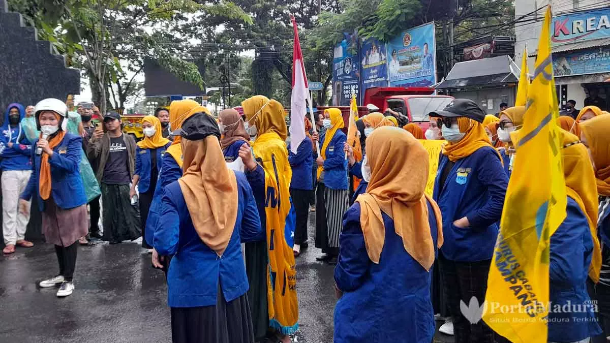 Desak Tangkap Pelaku Kejahatan Seks, Kopri Demo Polres Sampang