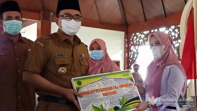 Peduli Kesejahteraan Guru, Bupati Pamekasan Serahkan Sertifikat Pendidik dan Insentif Bagi 93 GTT & PTT
