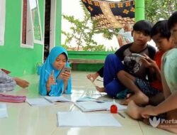 Penerapan PJJ, Siswa SD Luangkan Waktu Belajar Kelompok di Rumah