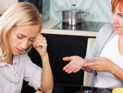 Saat Istri Dihina Ibu Sendiri, Ini yang Harus Suami Lakukan!