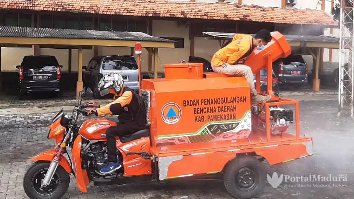 Tekan Penyebaran Covid-19, Pamekasan Lakukan Gerakan Penyemprotan Disinfektan