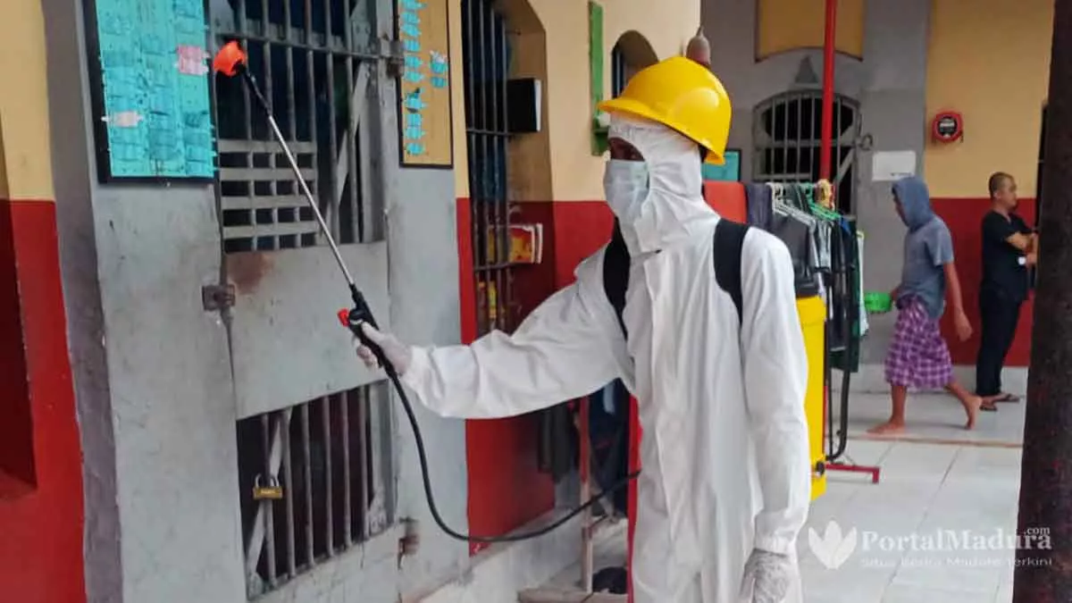 Sterilisasi Area, Rutan Sumenep Lakukan Penyemprotan Disinfektan