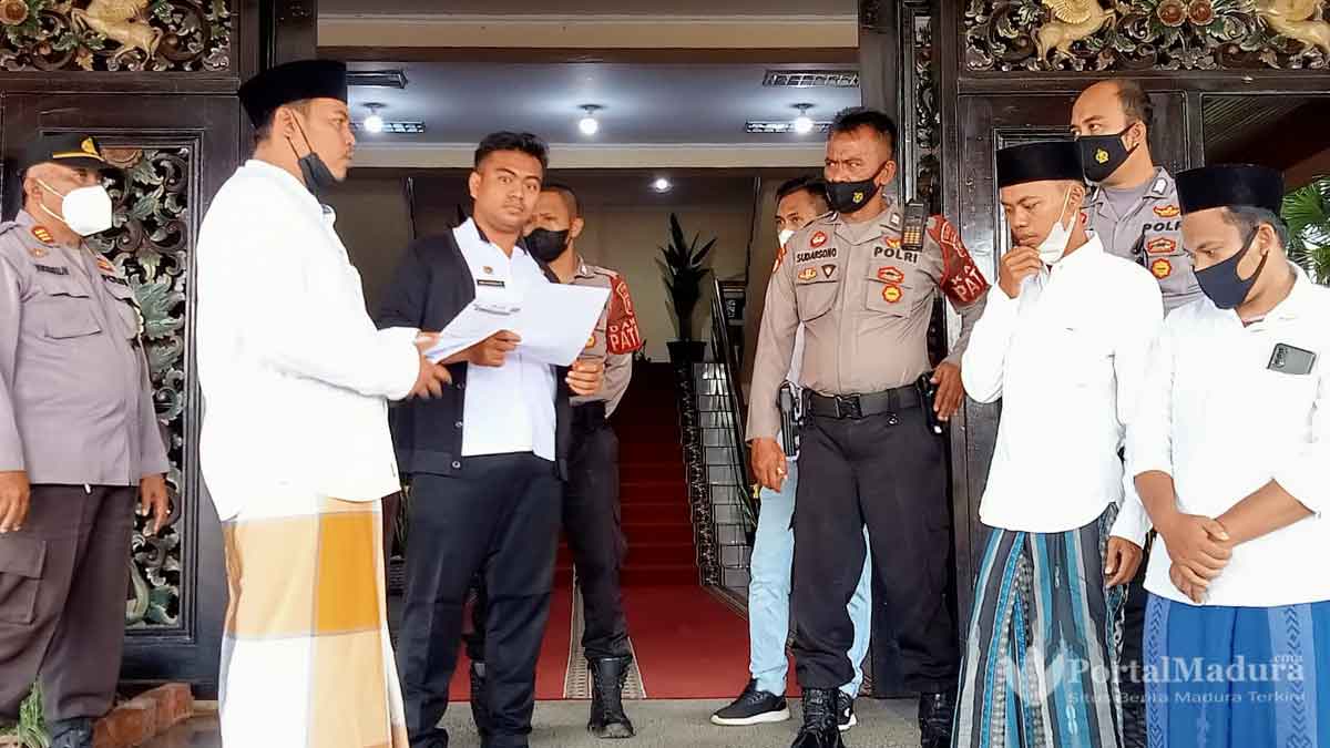 3 Warga Datangi Pemkab, Bawa Segepok Janji Politik Bupati-Wabup Sumenep