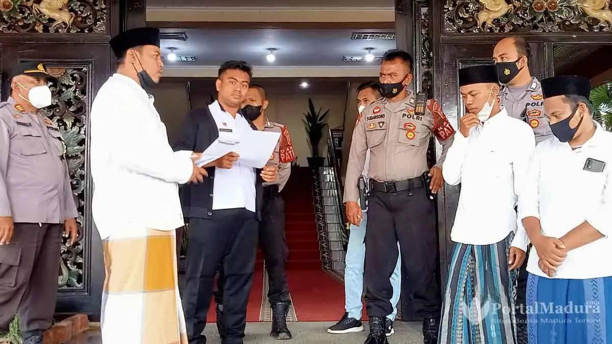 3 Warga Datangi Pemkab, Bawa Segepok Janji Politik Bupati-Wabup Sumenep