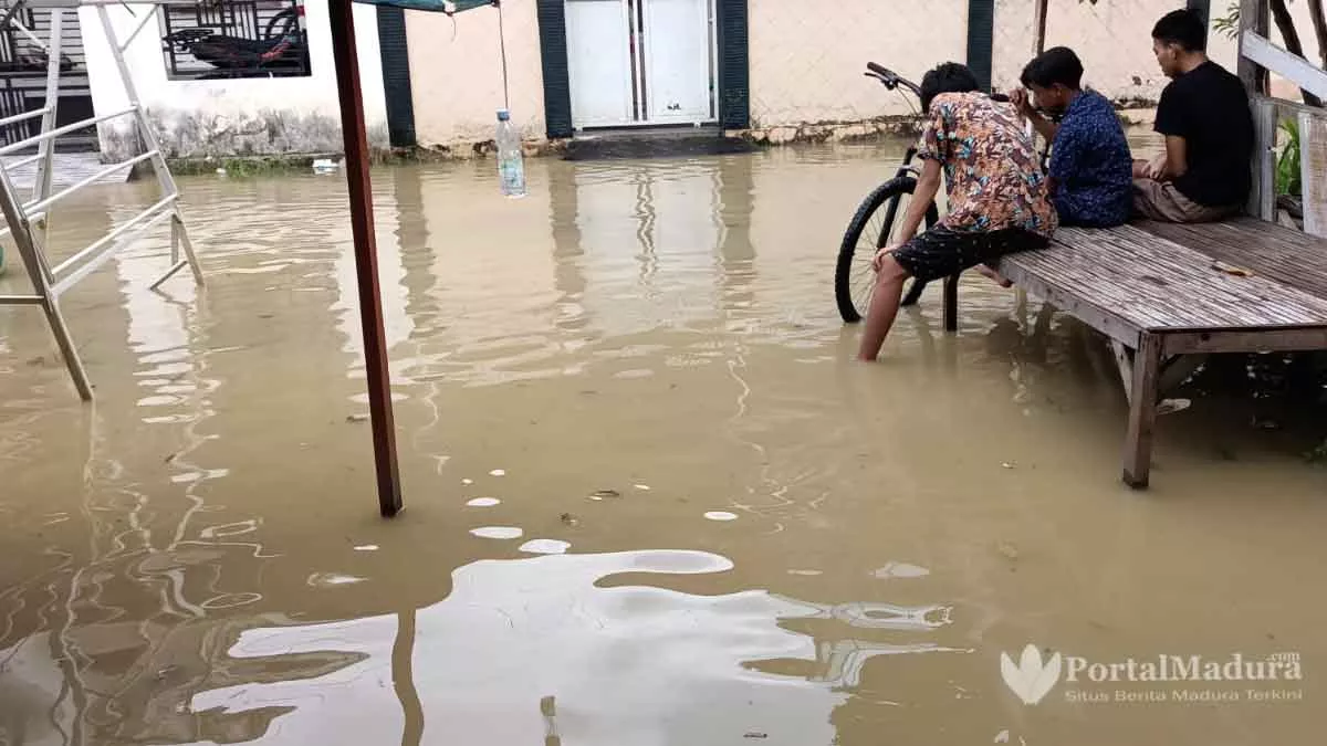Air Sungai Kemuning Meluap ke Rumah Warga Sampang