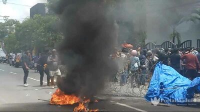 [Live] Bakar Ban Bekas hingga Dobrak Pagar Kantor Bupati, Warnai Aksi Mahasiswa Kangean