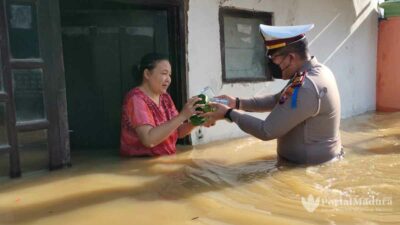 Banjir Sampang Semakin Tinggi, Polisi Berjibaku Distribusikan Makanan