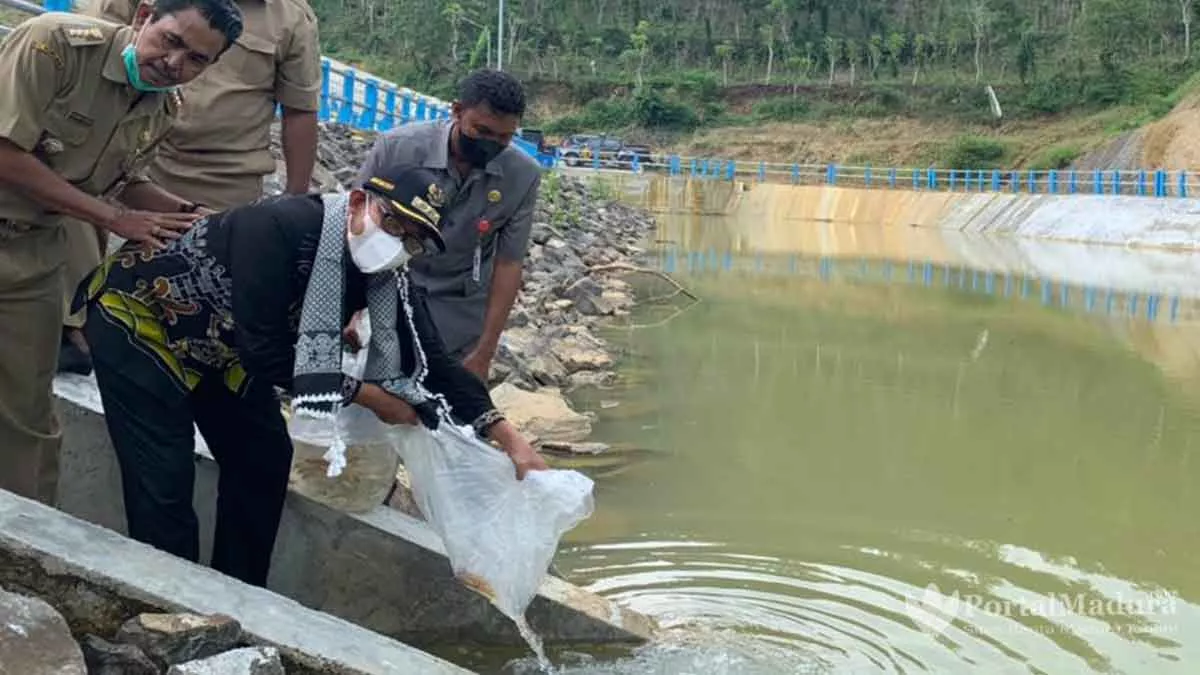 Bupati Fauzi Tebar 25 Ribu Benih Ikan di Embung Montorna