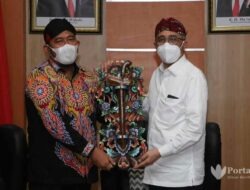 Wakil Ketua MA ke Sumenep, Bupati Fauzi Beri Hadiah Keris