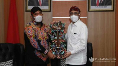 Wakil Ketua MA ke Sumenep, Bupati Fauzi Beri Hadiah Keris