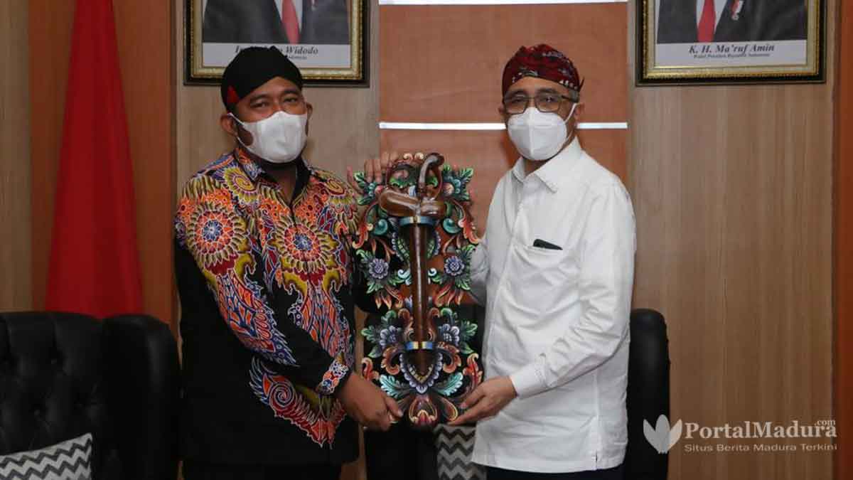 Wakil Ketua MA ke Sumenep, Bupati Fauzi Beri Hadiah Keris