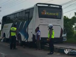 Bus Hino Akas Terobos Median Jalan Nasional di Sumenep