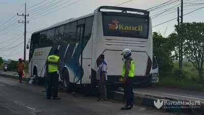 Bus Hino Akas Terobos Median Jalan Nasional di Sumenep