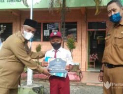 Disbudporapar Sumenep Beri Reward Atlet Peraih Medali Emas Renang & Bulu Tangkis