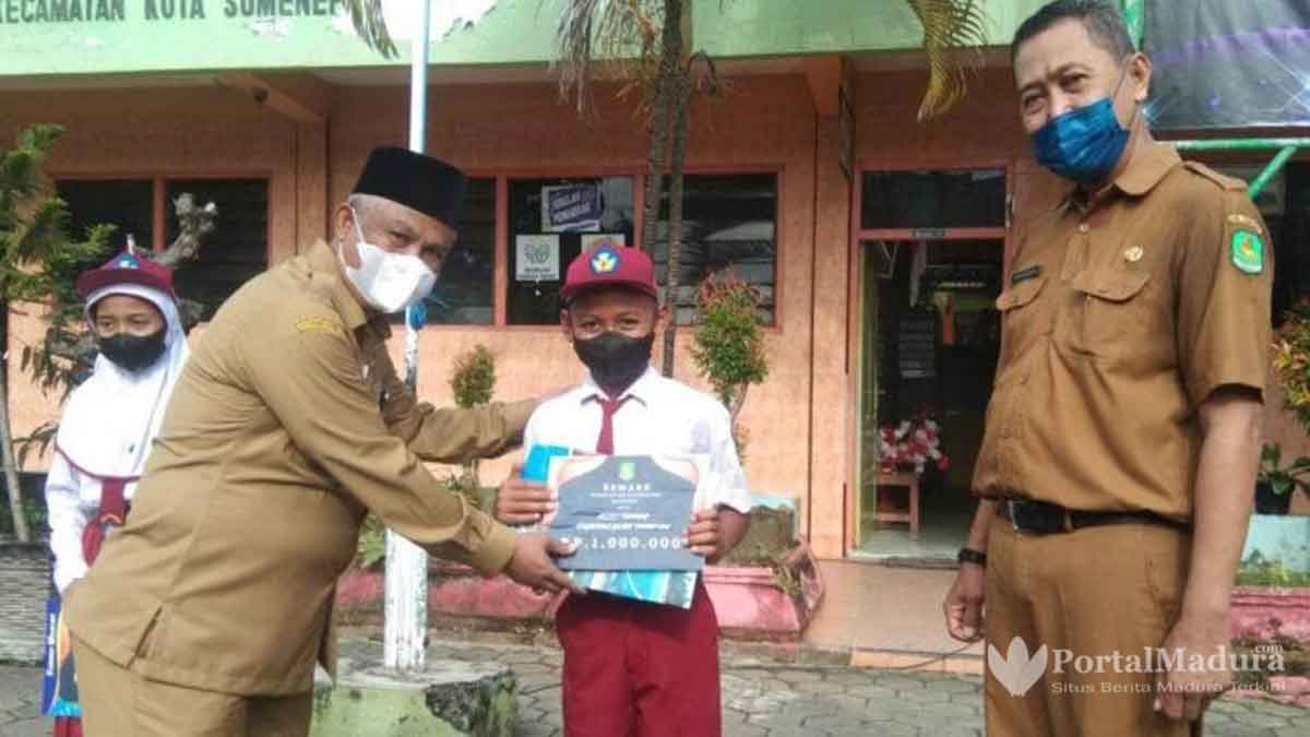 Disbudporapar Sumenep Beri Reward Atlet Peraih Medali Emas Renang & Bulu Tangkis