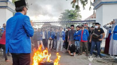 Sambil Bakar Ban Bekas, Aktifis PMII Demo Pemkab Sampang Dugaan Penyelewengan BPNT