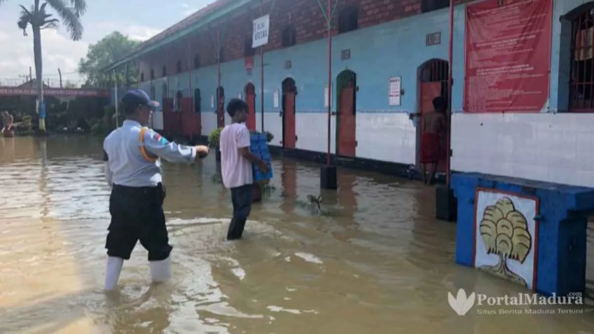 Halaman Blok Rutan Klas II B Sampang Tergenang Banjir Kiriman