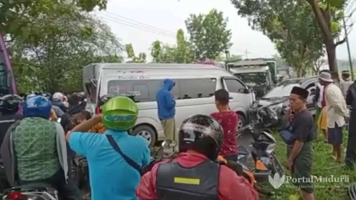 Kecelakaan Beruntun Libatkan 5 Kendaraan di Sampang