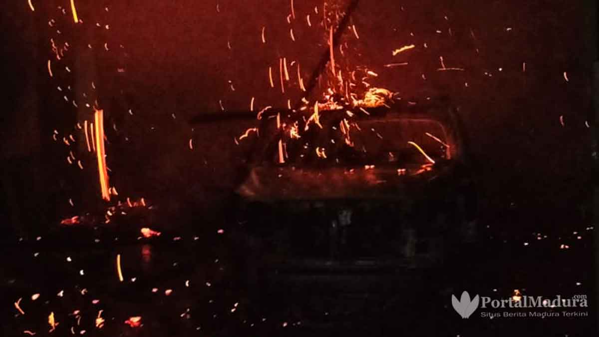 Kijang Innova Reborn Terbakar di Gudang Tembakau Kapedi Sumenep