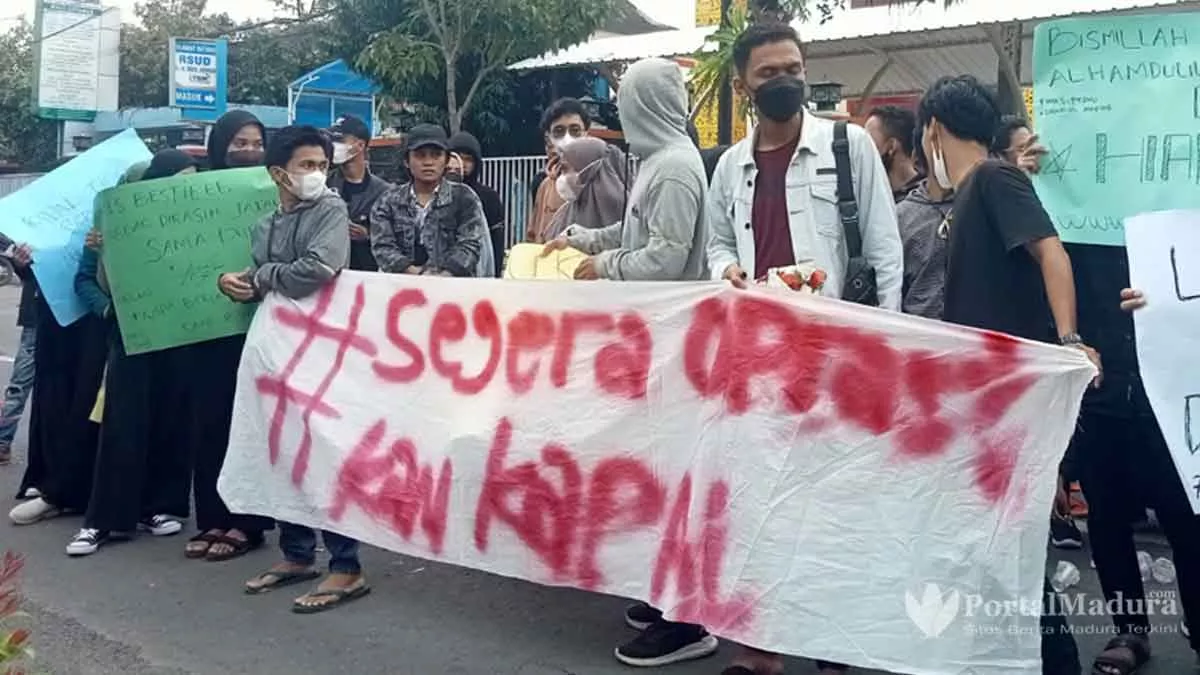 ‘Luruk’ Kantor Bupati, Mahasiswa Kangaen Desak Kapal DBS Dioperasikan