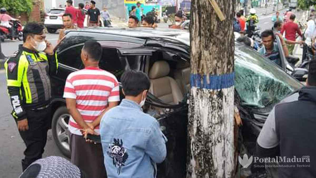 Melaju Kencang, Honda CRV Hantam Pohon di Sampang