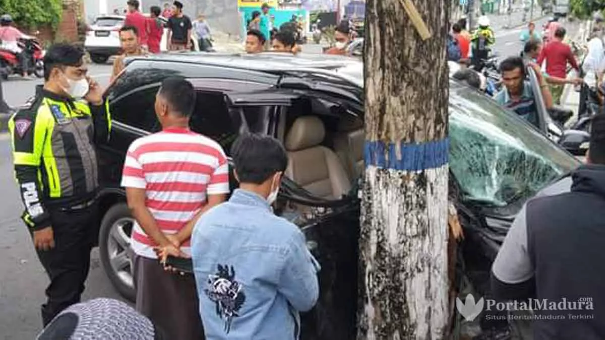 Melaju Kencang, Honda CRV Hantam Pohon di Sampang