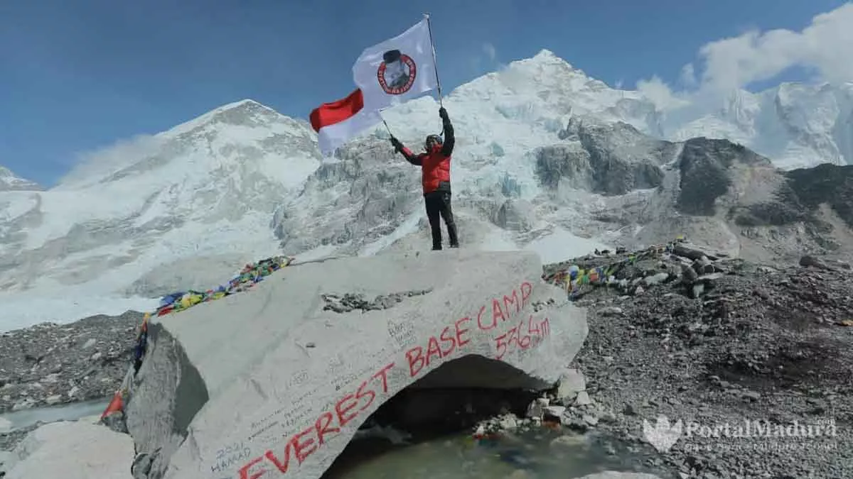 Merah Putih dan SAI Berkibar di Puncak Gunung Everest, Tertinggi di Dunia