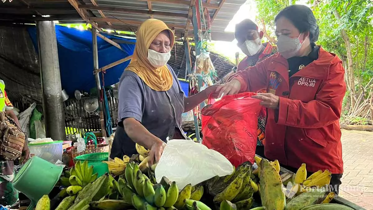 Pakai Bahasa Madura, Puan Maharani Borong Pisang Warga Pulau Oksigen Giliyang