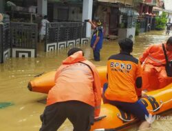 Pamekasan Banjir, Petugas Berjibaku Selamatkan Warga