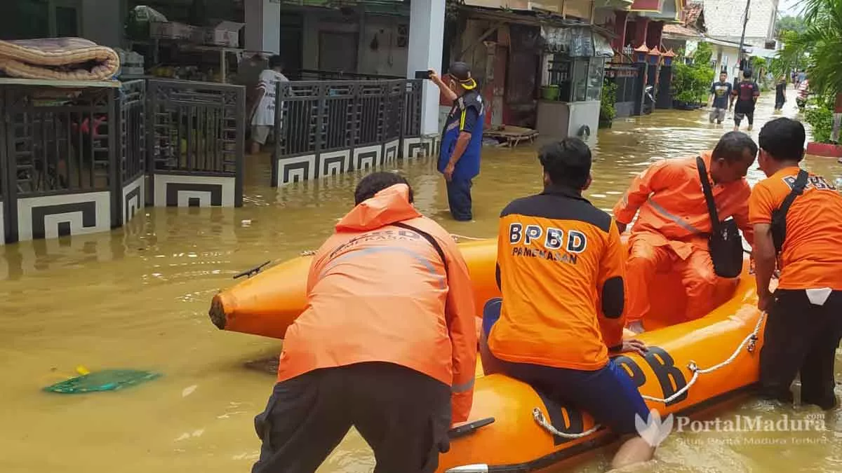 Pamekasan Banjir, Petugas Berjibaku Selamatkan Warga