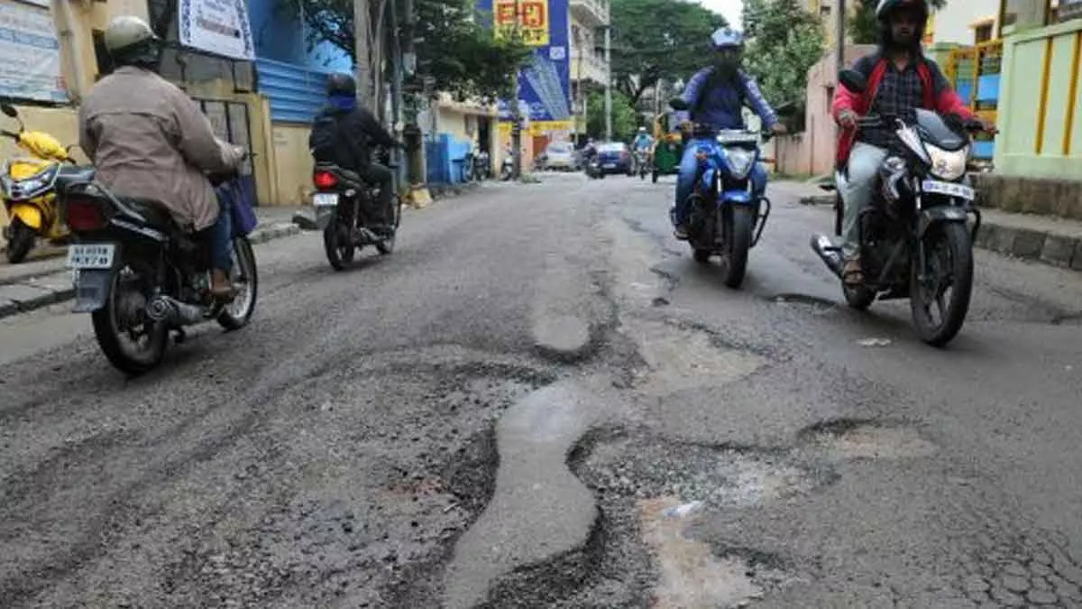 Perhatikan!-Begini-Teknik-Jaga-Keseimbangan-Motor-di-Jalan-Rusak