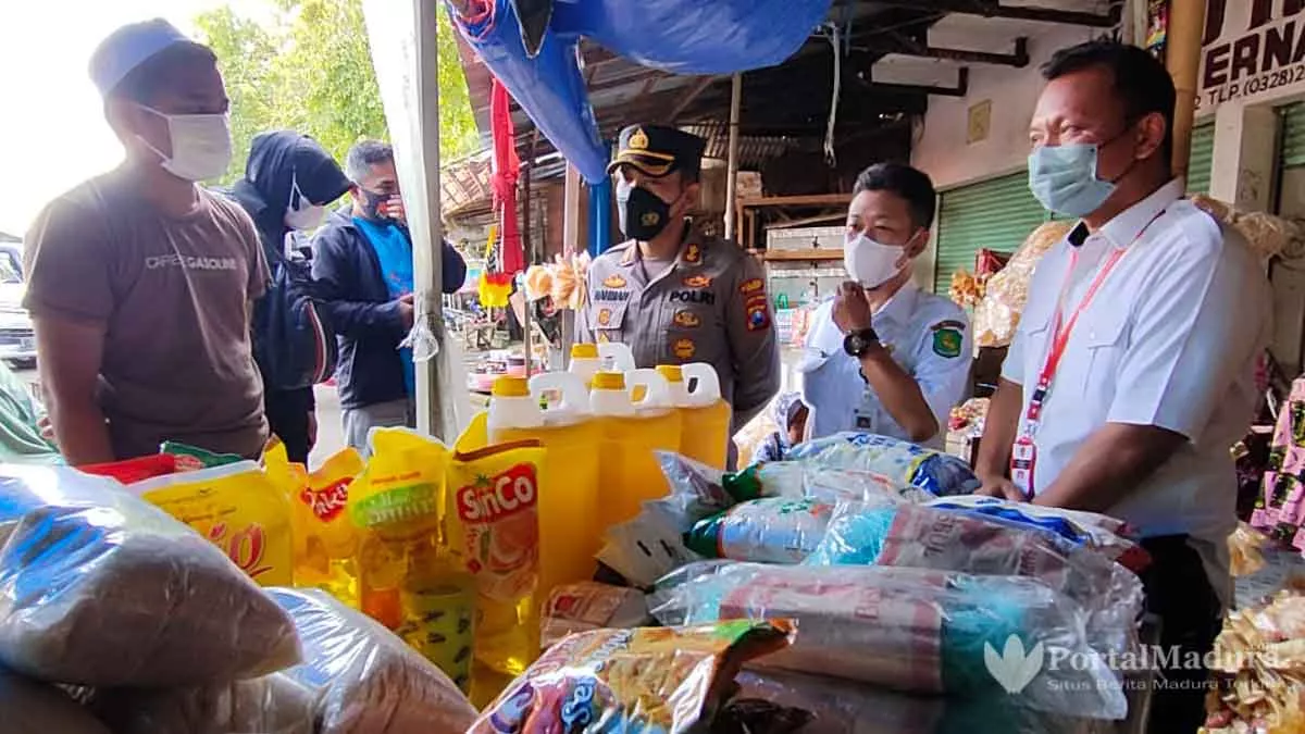 Polisi dan Satgas Pangan Sumenep Cek Ketersediaan Minyak Goreng di Pasar Tradisional & Swalayan