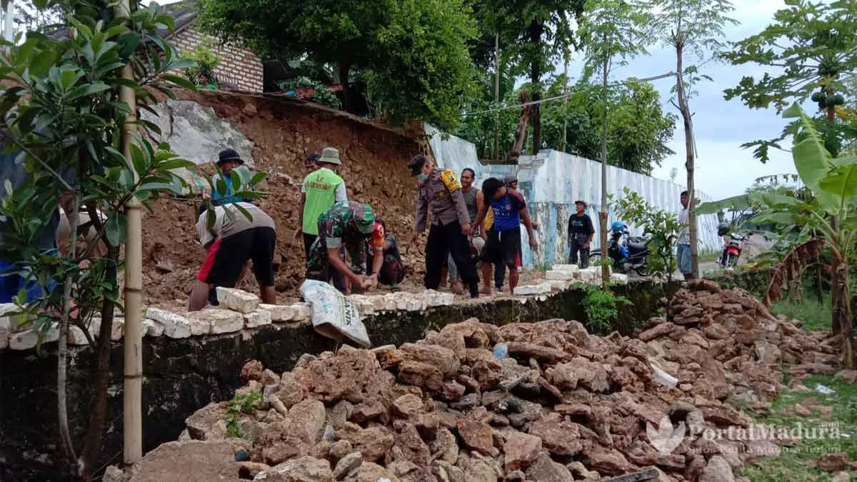 Tembok Penahan Tanah Ambruk di Pakandangan Tengah Sumenep