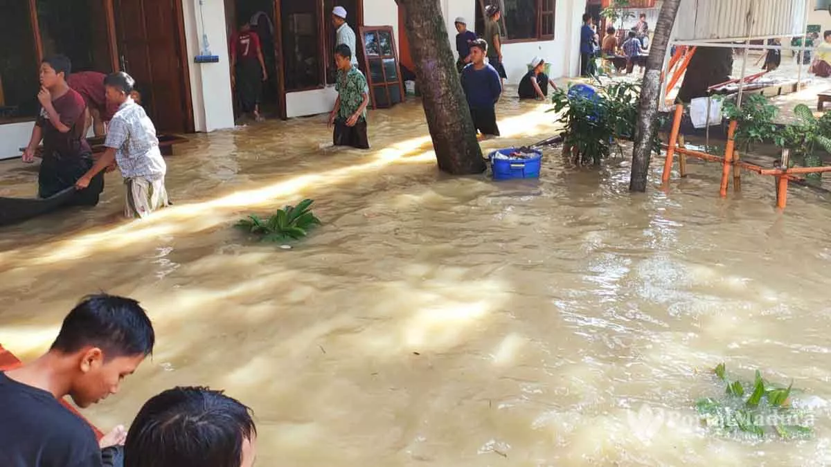 Terdampak Banjir, Santri Ponpes Assirojiyyah Sampang Dipindahkan ke Lantai 2