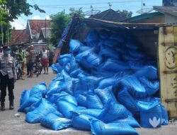 Truk Bermuatan Garam Guling di Simpang 3 Samirin Kalianget Timur
