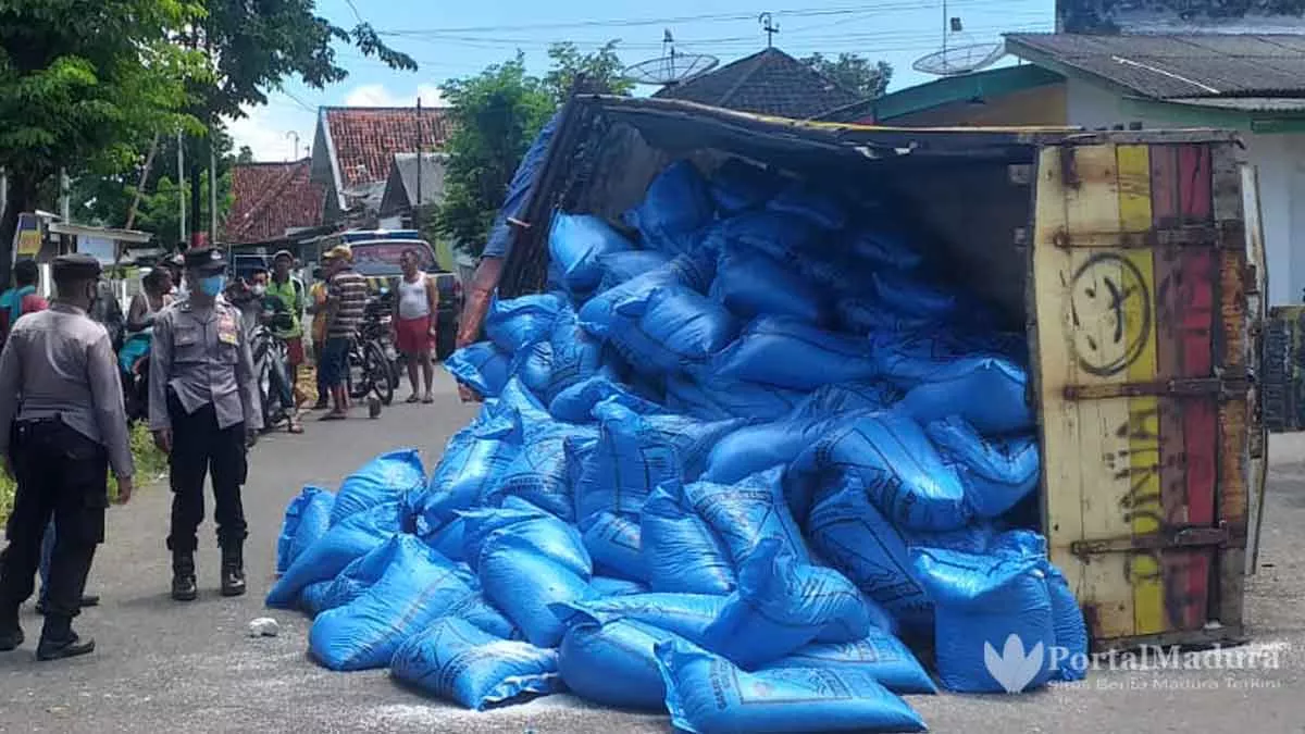 Truk Bermuatan Garam Guling di Simpang 3 Samirin Kalianget Timur