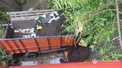 Truk Muatan Pasir Tabrak Jembatan Pembatas Desa dan Jatuh ke Jurang