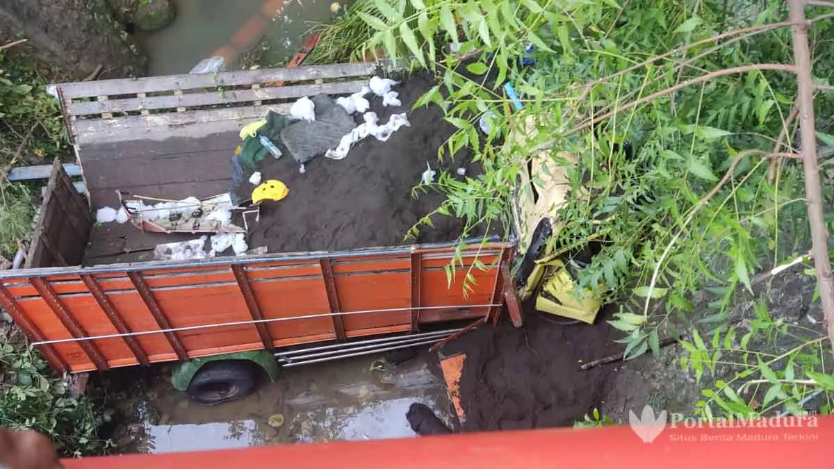 Truk Muatan Pasir Tabrak Jembatan Pembatas Desa dan Jatuh ke Jurang