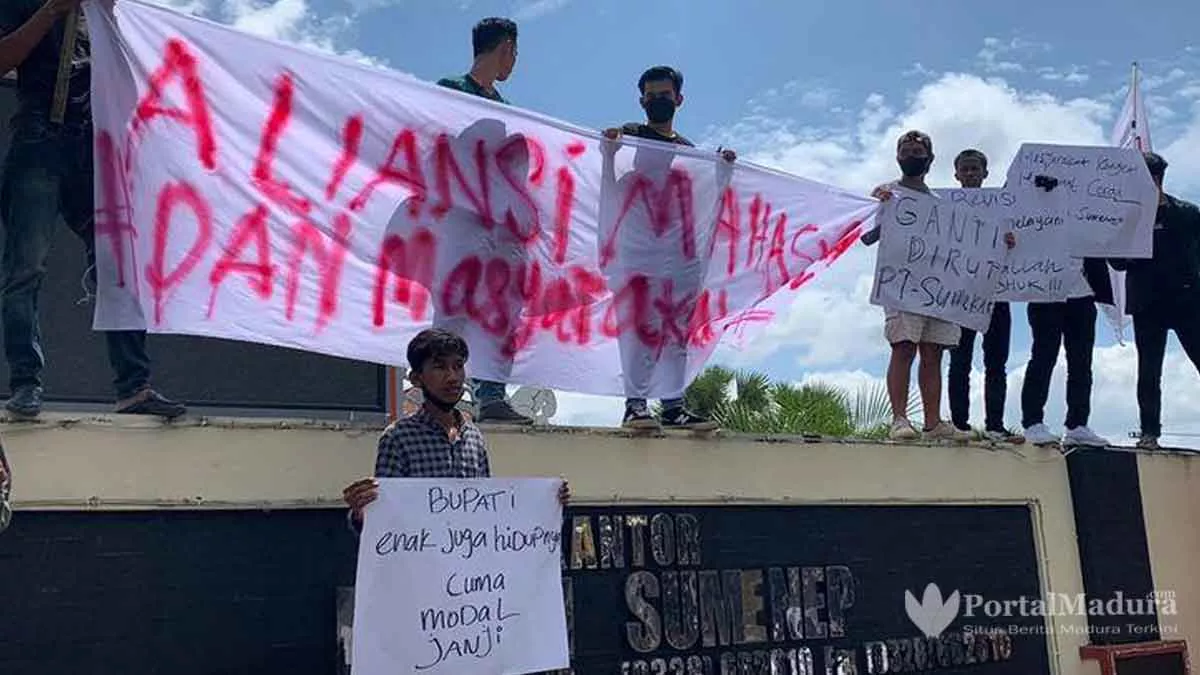 Mahasiswa Kangean Tuntut Copot Dirut PT Sumekar Line