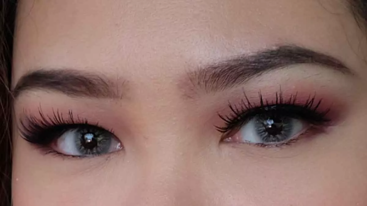 Ceriakan Riasan Mata Sipit dengan 5 Warna Eyeshadow Ini