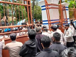 Demo PMII Memanas, Massa Gebrak Pintu DPRD Sampang