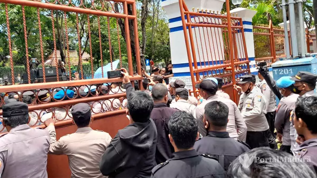 Demo PMII Memanas, Massa Gebrak Pintu DPRD Sampang