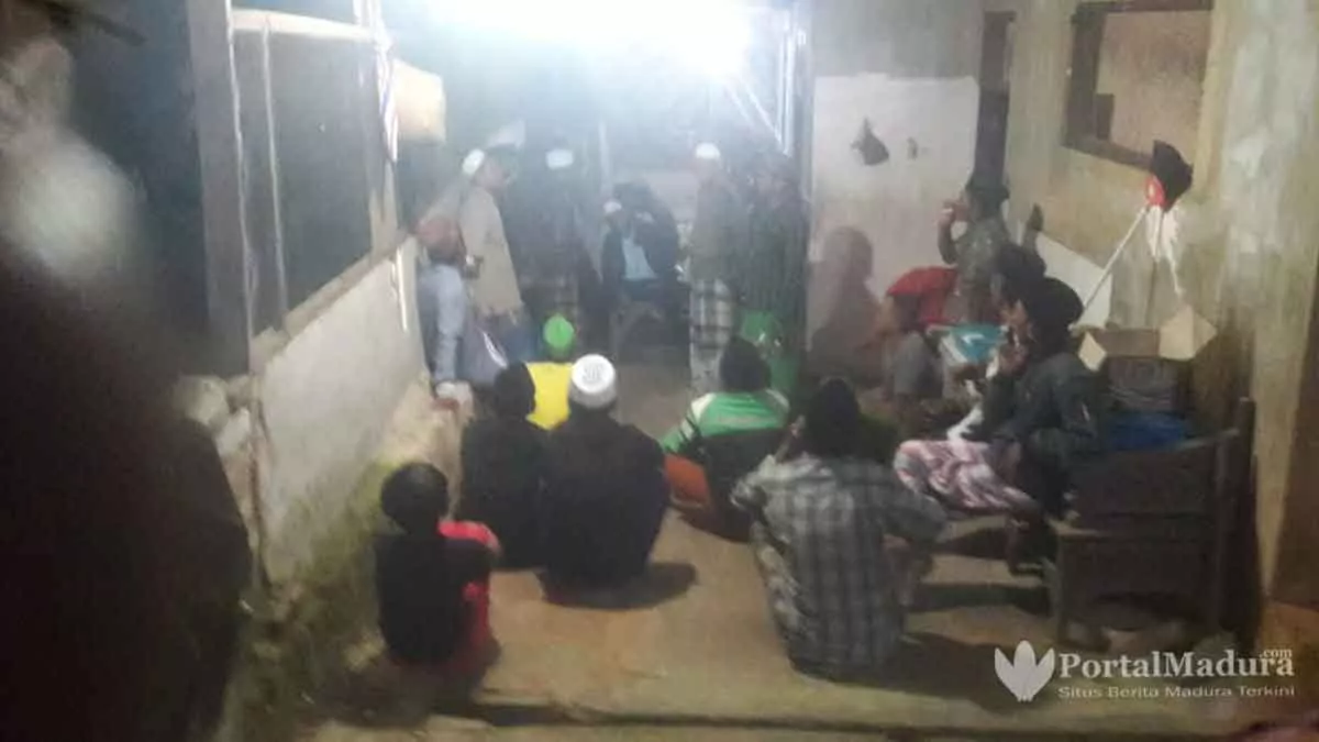 200-an Warga Sekampung Datangi Rumah Kades di Sumenep