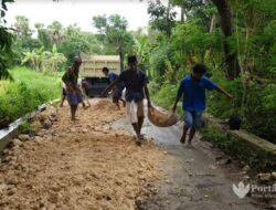 7 Tahun Rusak, Warga Gotong Royong Perbaiki Jalan Poros Kabupaten